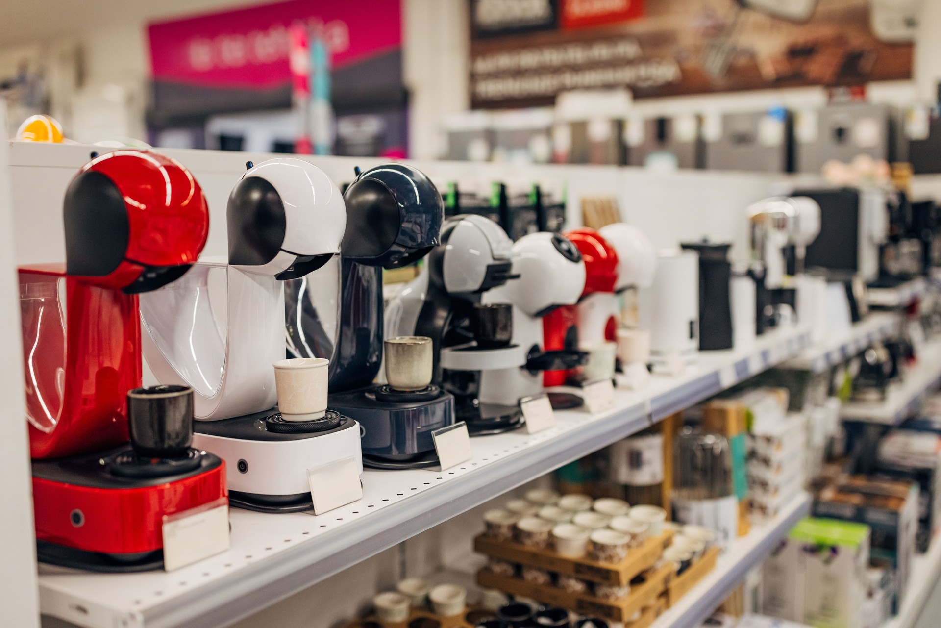 Imagen en color que representa una exhibición minorista de cafeteras a la venta en la tienda de electrónica