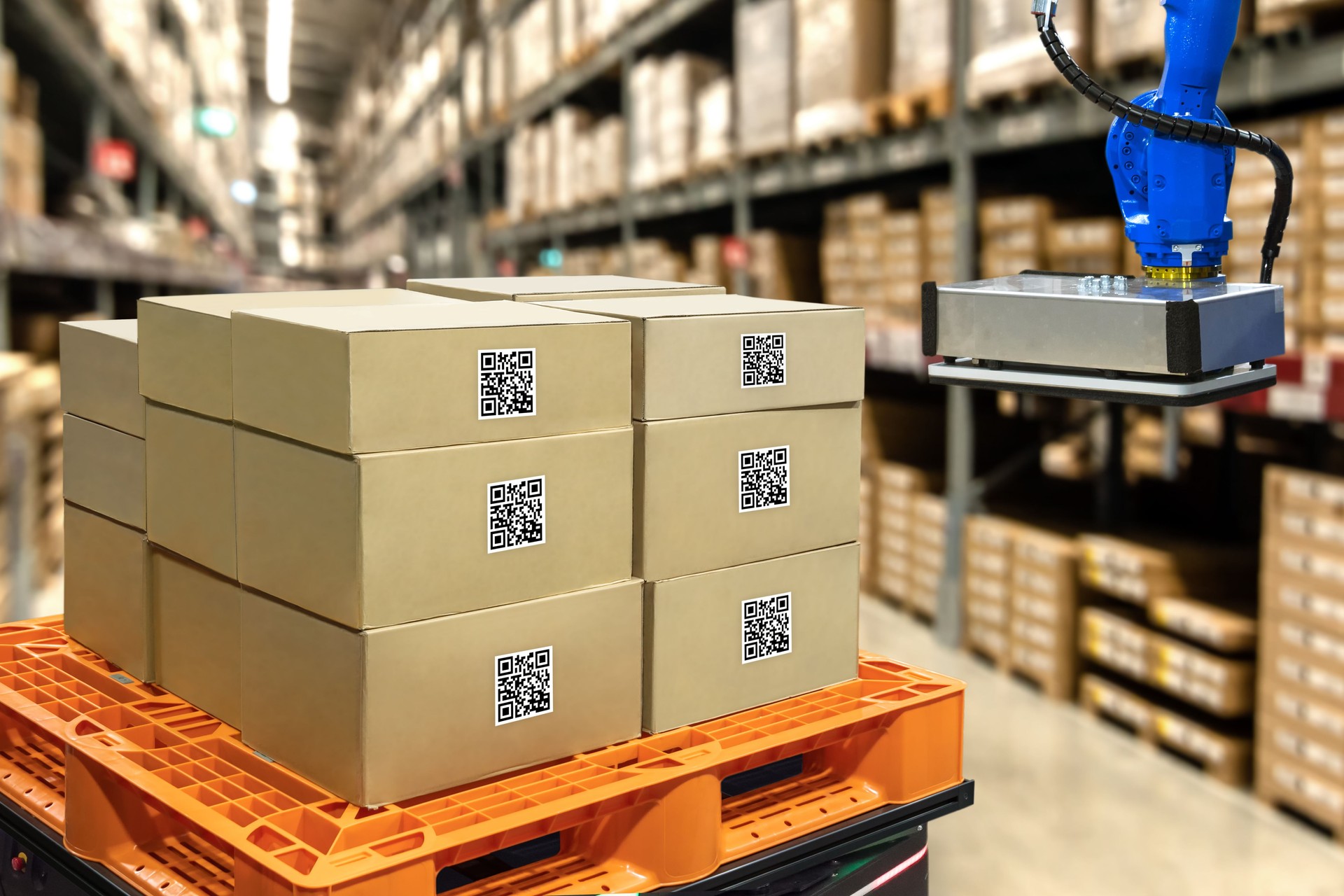 La industria logística inteligente 4,0, códigos QR almacén de activos y el concepto de tecnología de cadena de suministro de gestión de inventario. Grupo de cajas y robot de automatización de la máquina del brazo en el almacén